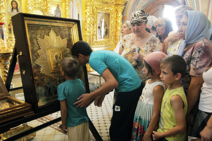 В Свято-Троицкий кафедральный собор Саратова доставлена икона Божией Матери «Избавительница от бед»