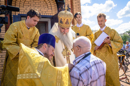 Великое освящение храма во имя святителя и чудотворца Николая с. Октябрьский Городок Татищевского района и Божественная литургия в новоосвященном храме