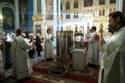 Божественная литургия и Чин Великого освящения воды в Духосошественском храме Саратова