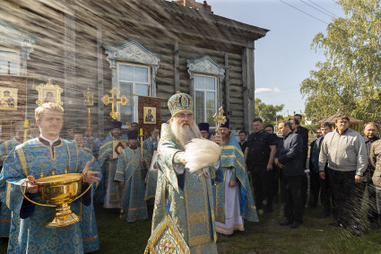 Божественная литургия в храме в честь иконы Божией Матери «Всецарица» с. Калмантай