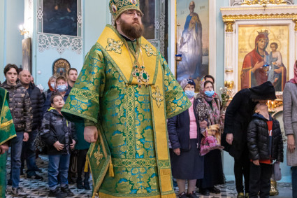 Митрополит Игнатий совершил Божественную литургию в Свято-Духовском соборе г. Саратова
