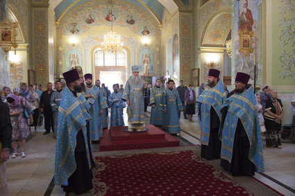 Всенощное бдение в храме в честь Покрова Пресвятой Богородицы г.Саратова