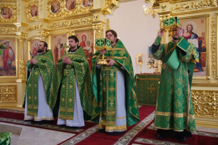 Совершены Чин положения антиминса и первая Литургия в строящемся храме во имя святого апостола и евангелиста Иоанна Богослова г. Саратова