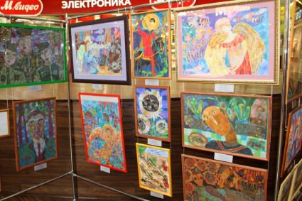 В Саратове открылась выставка детских рисунков «Победа глазами детей», организованная клубом «Патриот»