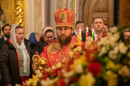 Митрополит Игнатий совершил ночное пасхальное богослужение в Свято-Троицком кафедральном соборе Саратова