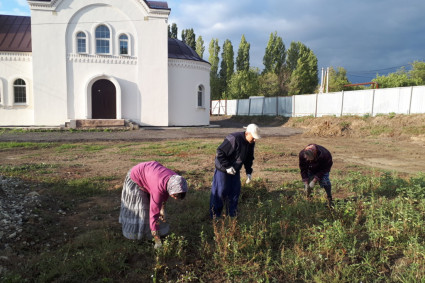 Прихожане благоустроили территорию храма Сорока мучеников Севастийских