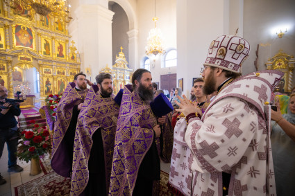 Митрополит Игнатий совершил всенощное бдение с чином выноса Креста в Свято-Троицком кафедральном соборе г. Вольска