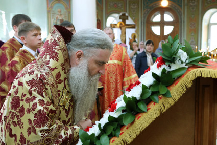 Божественная литургия в храме во имя Всех Святых, в земле Российской просиявших г. Саратова и молебен о страждущих недугом винопития и наркоманией