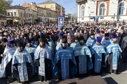 В крестном ходе с Казанской иконой Божией Матери приняли участие около восьми тысяч человек