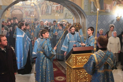 Утреня с чтением акафиста Пресвятой Богородице в Свято-Троицком соборе Саратова