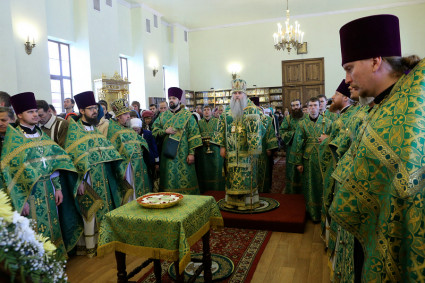 Чин Великого освящения Архиерейского подворья — храма во имя преподобного Серафима Саровского г. Саратова и Божественная литургия в освященном храме