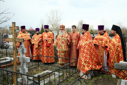 Божественная литургия и панихида в храме во имя святителя и чудотворца Николая на Елшанском кладбище г.Саратова