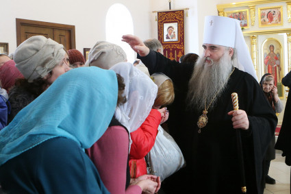 Божественная литургия в храме во имя святителей Василия Великого, Григория Богослова, Иоанна Златоустого г. Саратова