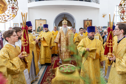 Божественная литургия в храме во имя святых первоверховных апостолов Петра и Павла г. Аткарска