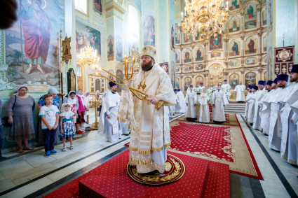 Митрополит Игнатий совершил Божественную литургию в Покровском соборе г. Саратова