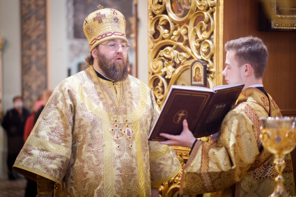 Митрополит Игнатий совершил Божественную литургию в Свято-Духовском соборе г. Саратова