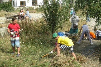 Добровольцы провели уборку территории у монастырского источника
