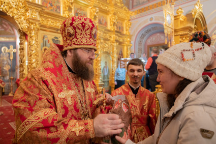 Митрополит Игнатий совершил Божественную литургию и молебен в новогоднюю ночь