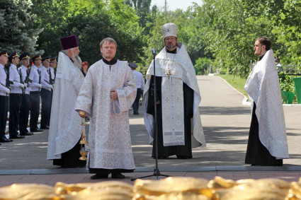 В День памяти и скорби на Воскресенском кладбище Саратова совершена заупокойная лития
