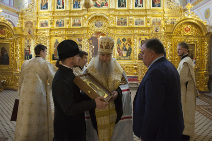 Митрополит Лонгин поздравил Валерия Сараева со вступлением в должность главы города