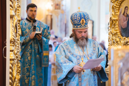 Епископ Тарасий совершил Божественную литургию в Покровском соборе г. Саратова