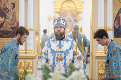 Митрополит Игнатий совершил Божественную литургию в Николо-Тихвинском соборном храме г. Саратова