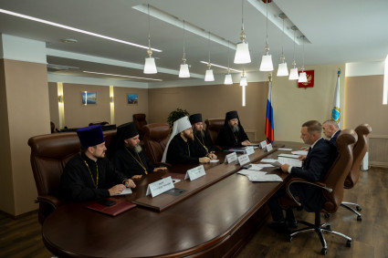 Архиереи Саратовской митрополии встретились с губернатором региона Романом Бусаргиным