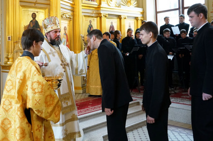 Божественная литургия на Архиерейском подворье — в храме во имя святого апостола и евангелиста Иоанна Богослова при Саратовской православной духовной семинарии