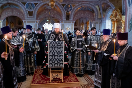 Митрополит Игнатий совершил Великое повечерие с чтением великого покаянного канона святого Андрея Критского в Свято-Троицком кафедральном соборе г. Саратова