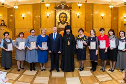 Педагогу Свято-Покровской православной гимназии вручена награда в Храме Христа Спасителя