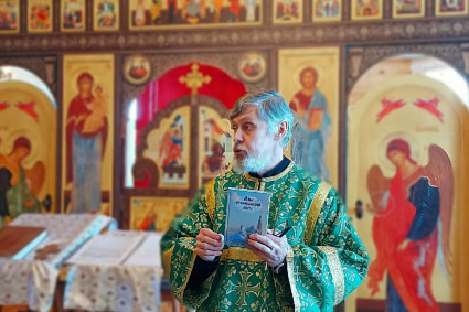 Миссионерский отдел передал духовную литературу в сельские храмы