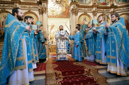 Митрополит Игнатий совершил Божественную литургию в Покровском соборе г. Саратова