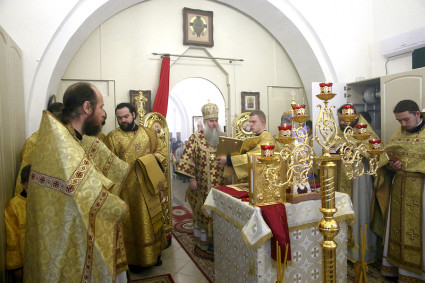Божественная литургия в храме во имя святых царственных страстотерпцев г.Саратова