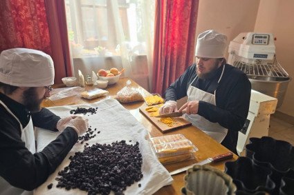 В Никольском монастыре пекут куличи к празднику Пасхи