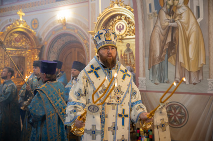 Митрополит Игнатий совершил Божественную литургию в Свято-Троицком кафедральном соборе Саратова