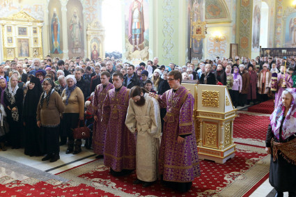 Божественная Литургия в храме в честь Покрова Пресвятой Богородицы г.Саратова