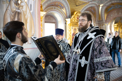 Митрополит Игнатий совершил Литургию Преждеосвященных Даров в Свято-Троицком кафедральном соборе г. Саратова