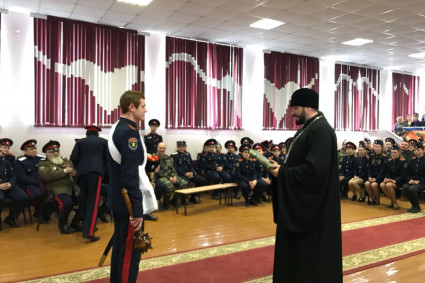 Священник принял участие в церемонии выборов нового атамана школы