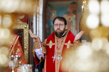 Митрополит Игнатий совершил Божественную литургию в Крестовоздвиженском храме г. Хвалынска