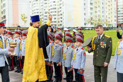 Священник напутствовал юных кадетов