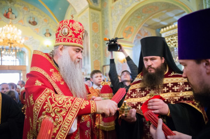 Благодатный огонь доставили на Пасхальную вечерню, которую возглавил Митрополит Лонгин