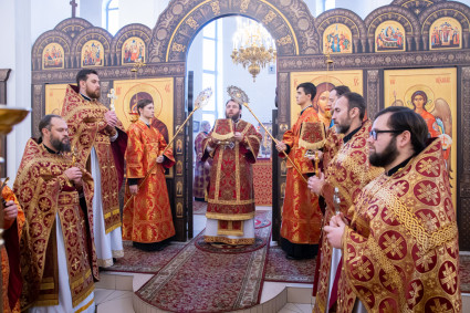 Митрополит Игнатий совершил Божественную литургию в Петропавловском храме Саратова