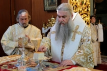 Божественная литургия в Духосошественском кафедральном соборе Саратова