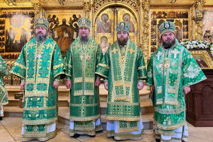 Архиереи Саратовской митрополии сослужили Святейшему Патриарху Кириллу за Литургией в Свято-Троицкой Сергиевой Лавре