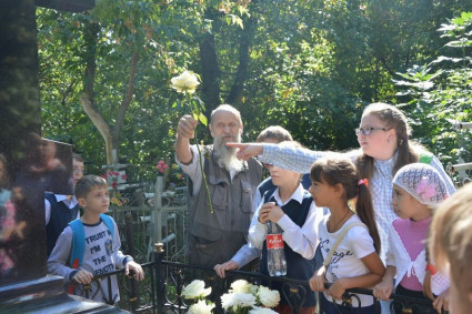 Учащихся воскресной школы Петропавловского храма познакомили с местами захоронения подвижников веры на Воскресенском кладбище