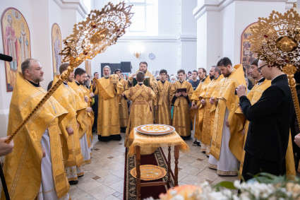 Божественная литургия в Николо-Тихвинском соборном храме г. Саратова