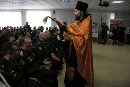 Священник благословил новобранцев перед отправкой на прохождение воинской службы