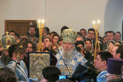 Патриаршее богослужение на московском подворье Свято-Троицкой Сергиевой лавры в день праздника Похвалы Пресвятой Богородицы и 15-летия со дня возобновления монашеской жизни на подворье