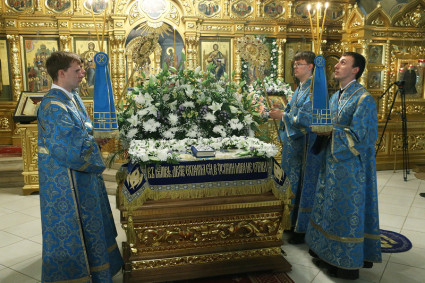 Всенощное бдение с чином Погребения Божией Матери в Свято-Троицком кафедральном соборе Саратова