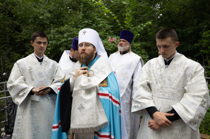 Митрополит Игнатий совершил панихиду на могиле епископа Вениамина (Милова)